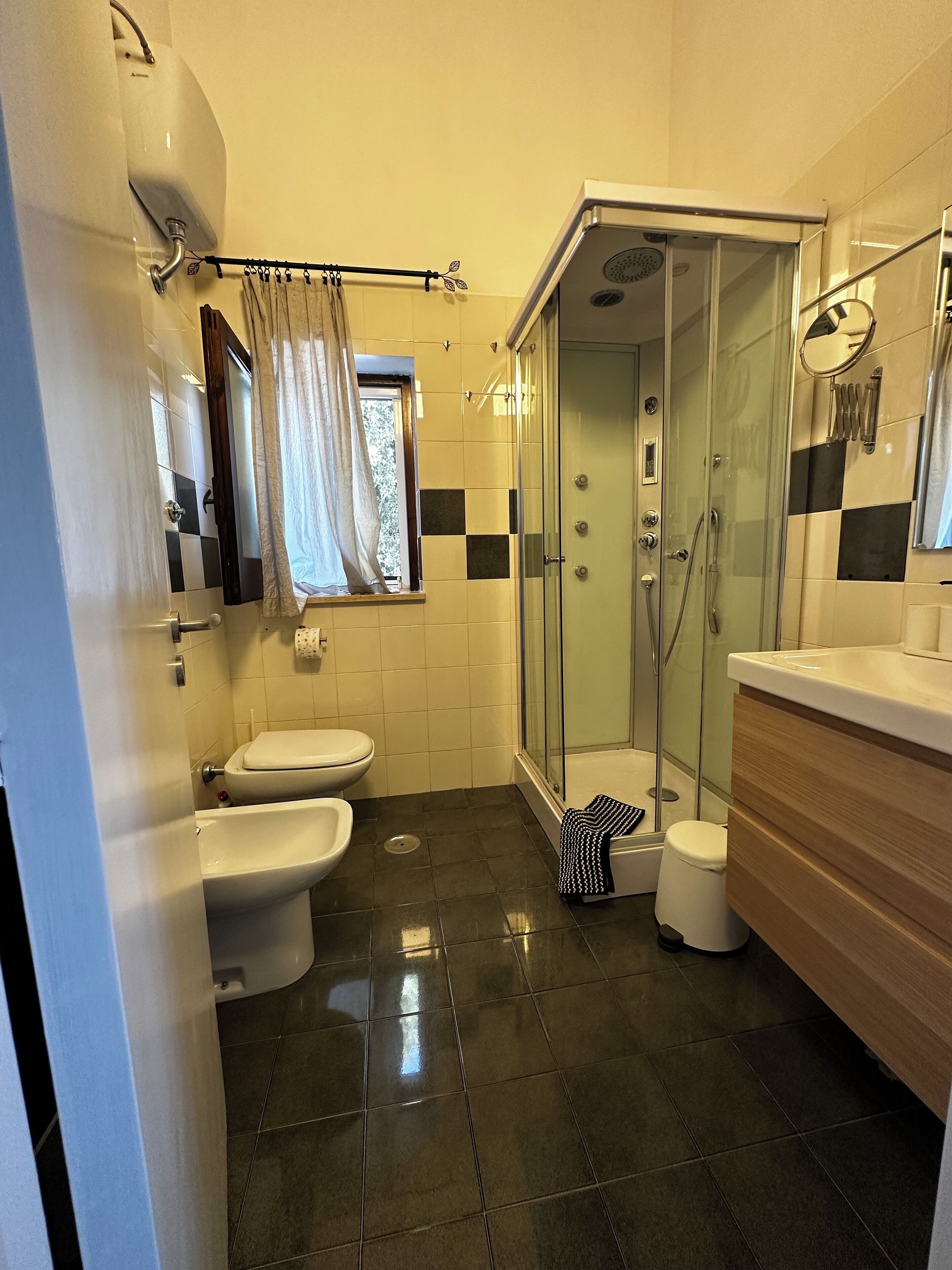 Haartrockner, Handtücher, Seife, Toilettenpapier