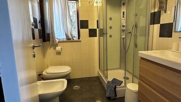Haartrockner, Handtücher, Seife, Toilettenpapier