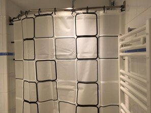 Shower, hair dryer, towels, soap - Apartment Antic Plankton - wifi + parking + beach (Palafrugell)