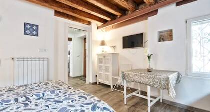 Venice Cadeau - In Cannaregio's quite area amazing location perfect for 5 people