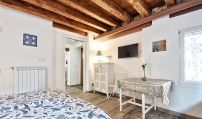 Venice Cadeau - In Cannaregio's quite area amazing location perfect for 5 people