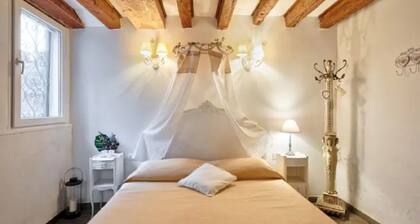 Venice Cadeau - In Cannaregio's quite area amazing location perfect for 5 people