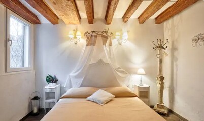 Venice Cadeau - In Cannaregio's quite area amazing location perfect for 5 people