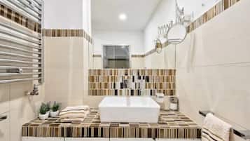 Shower, hair dryer, bidet, towels
