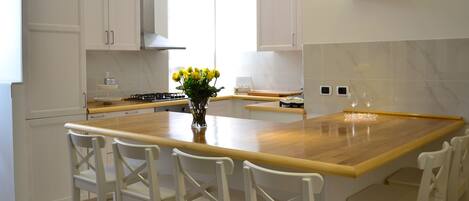 Kühlschrank, Ofen, Herdplatte, Geschirrspüler