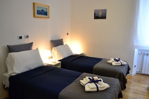 2 bedrooms, iron/ironing board, internet, bed sheets