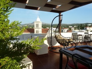 Outdoor dining - Calergi Residence 16❤️️Stylish Studio🏡Garden❤️Pool🌼Remoters MONTHLY OFFERS❤️️ (Ατσιπόπουλο, Ρέθυμνο)