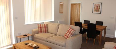 Smart-tv, eldstad, dvd-spelare och ett filmbibliotek