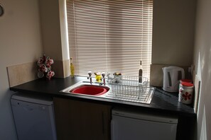 Kjøleskap, mikrobølgeovn, ovn og kokeplater