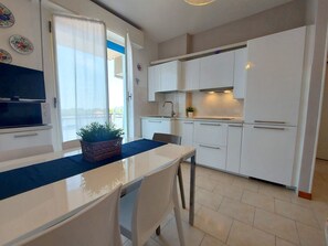 Kühlschrank, Esstisch