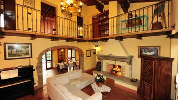 TV, caminetto, lettore DVD, tavolo da calcetto