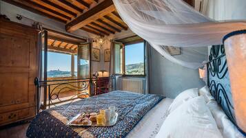 4 bedrooms, in-room safe, iron/ironing board, WiFi