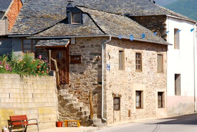 House in quiet village. Ideal couples, and friends, in Noceda del Bierzo León.