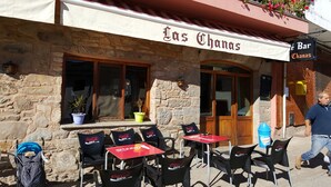 A stone building with a sign reading "Las Chanas." - House in quiet village. Ideal couples, and friends, in Noceda del Bierzo León. (Noceda Del Bierzo León)