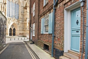 Exterior - Outstanding historic townhouse in city centre next to York Minster (sleeps 2-8) (York)
