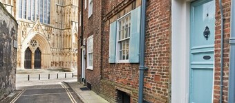 Outstanding historic townhouse in city centre next to York Minster (sleeps 2-8)