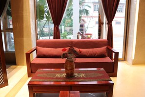 Lobby sitting area - Chang Palace Vientiane (Vientiane)