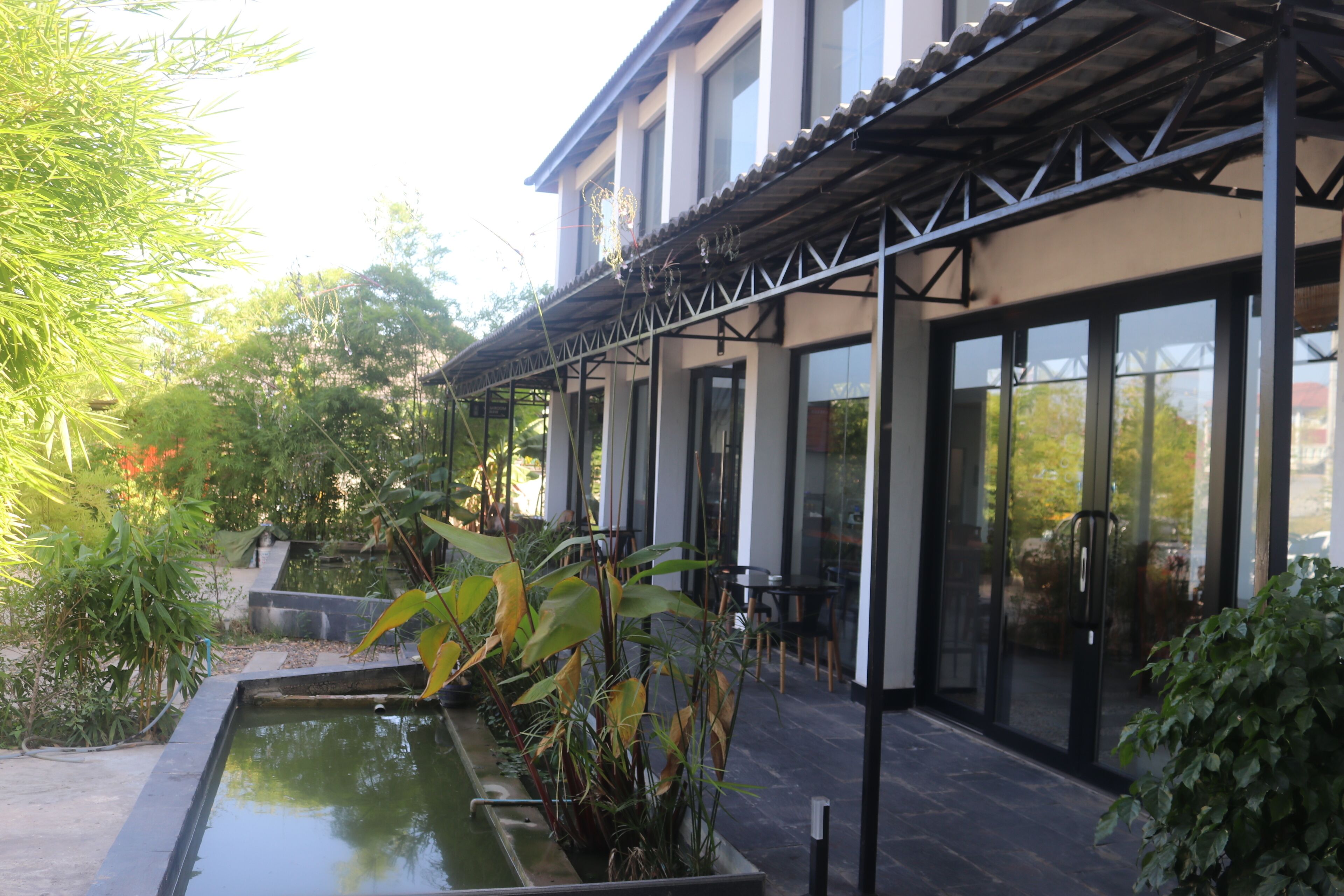 lunch and dinner served, laotian cuisine