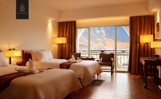 Premium-sengetøj, pengeskab på værelset, skrivebord, lydisolering