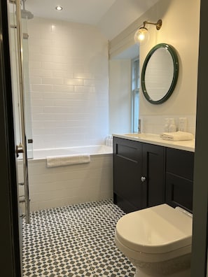 Combined shower/bathtub, hair dryer, towels