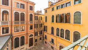 A narrow alleyway between buildings with balconies and arched windows. - APARTMENT VENICE SAN MARCO "TINTORETTO" (Venezia)