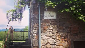 A stone building with a sign reading "VIA di FILETTO".