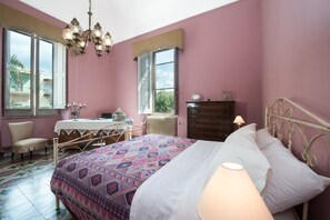 2 chambres, coffre-fort, bureau, fer et planche à repasser