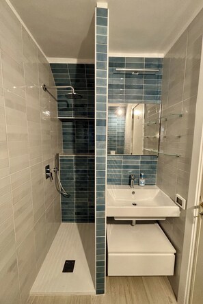 Douche, sèche-cheveux, bidet