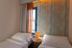 2 chambres, coffres-forts dans les chambres, fer et planche à repasser