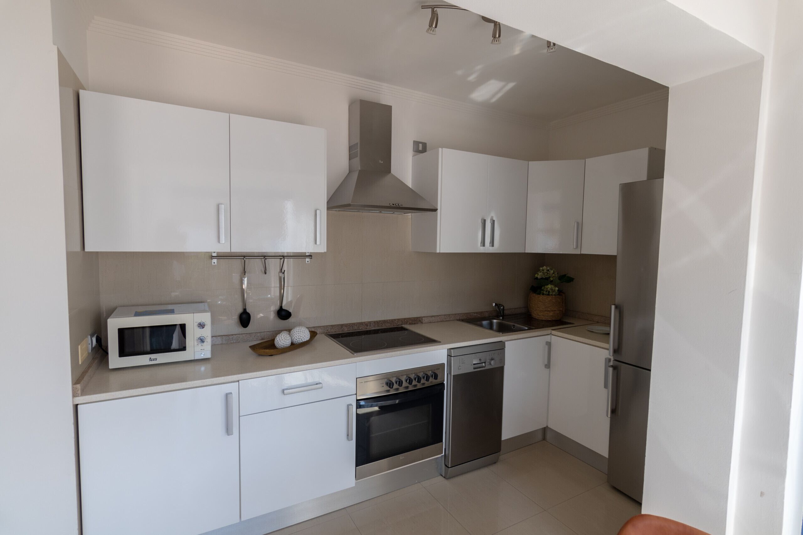 Jääkaappi, mikroaaltouuni, uuni, astianpesukone