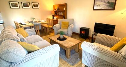 5 Glantraeth Farm. Pet friendly cottage, ideal base to explore Anglesey....