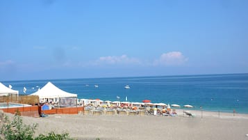 Plage, chaises longues, serviettes de plage
