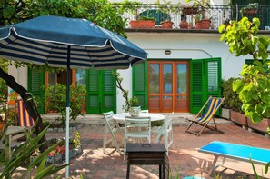 Outdoor dining - Gardenhouse on the largest beaches of Taormina apartment n. 1 for 4 people (Mazzeo, Taormina)