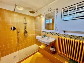 Dusche, Haartrockner, Bidet, Handtücher