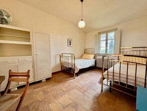 4 bedrooms, iron/ironing board, free WiFi, bed sheets