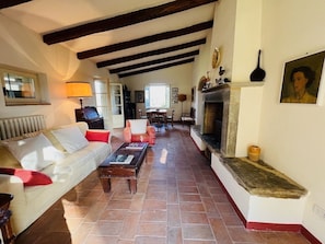 Smart TV, fireplace, video games, DVD player - Charming Maremma Villa w/Swimming Pool, Countryside Serenity and Beaches Nearby (Magliano in Toscana)