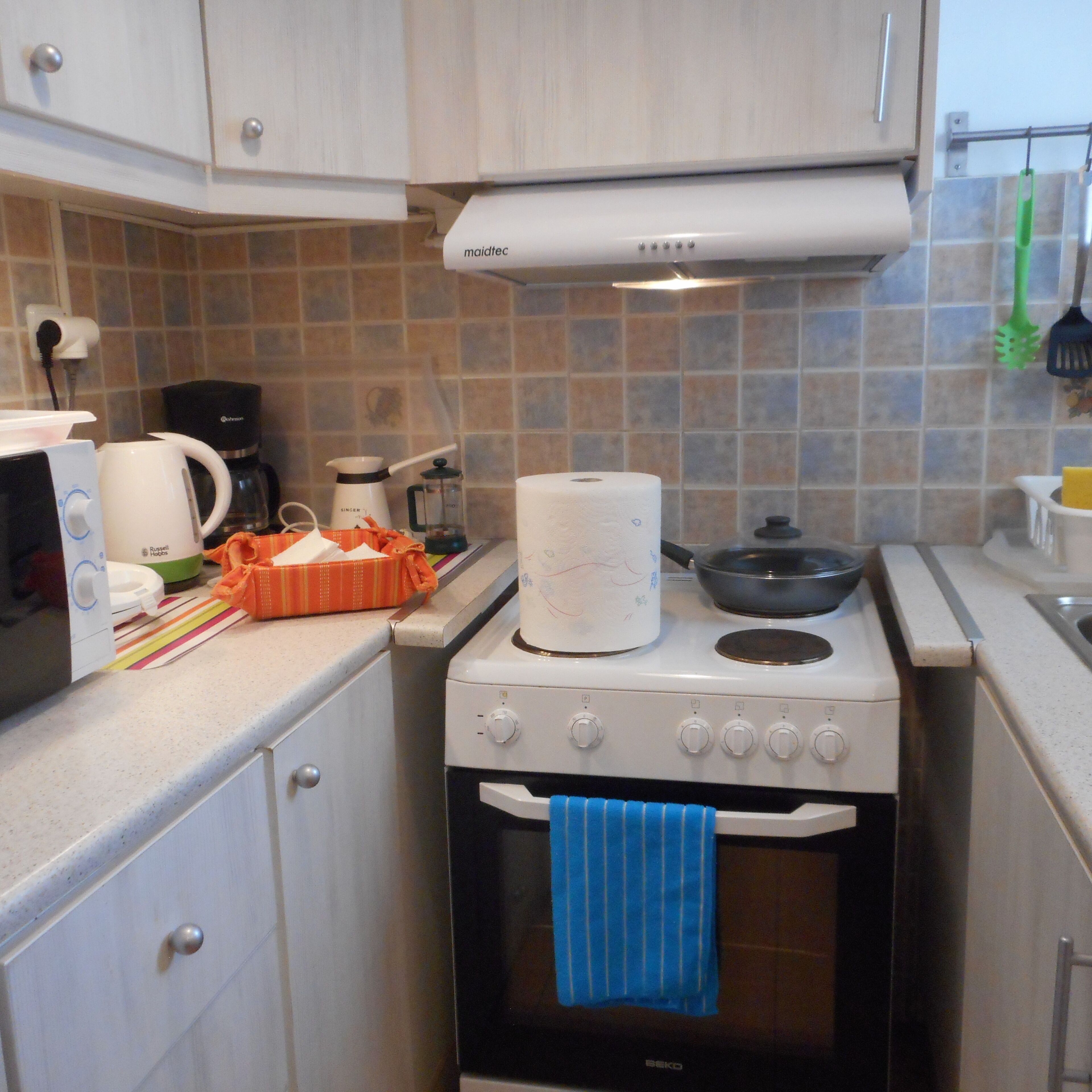 Fridge, microwave, oven, coffee/tea maker