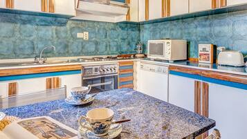 Køleskab, mikrobølgeovn, ovn, kogeplade