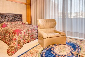 4 bedrooms, in-room safe, iron/ironing board, WiFi