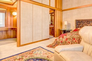 4 bedrooms, in-room safe, iron/ironing board, WiFi