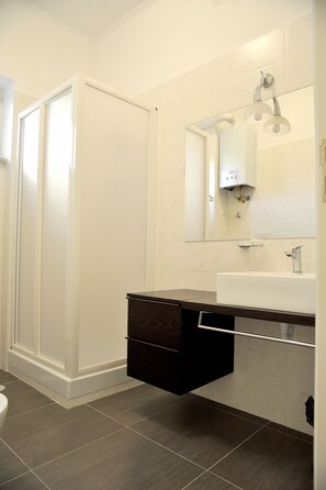 Douche, séchoir à cheveux, bidet, serviettes fournies
