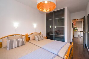 2 室のベッドルーム、アイロン / アイロン台、WiFi (無料)、ベッドシーツ