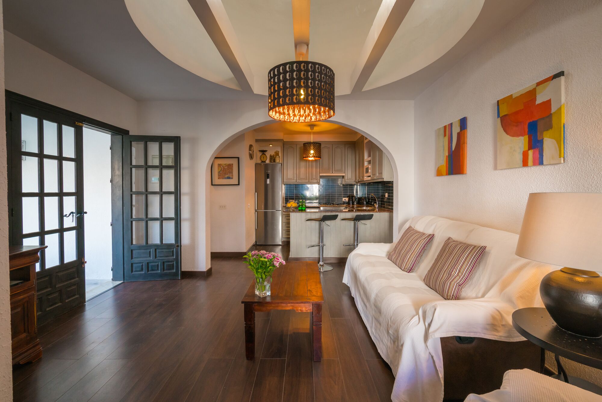 Een smart-tv, een dvd-speler, boeken en een stereo