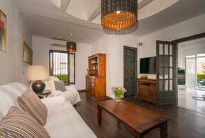 Smart TV, DVD player, books, stereo