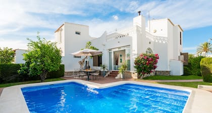 Kahden makuuhuoneen huvila, jossa on oma uima-allas.