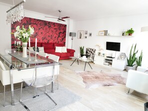 Smart TV, DVD player, books, stereo - beautiful, quiet, great apt downtown, near the beach. Ask for parking (Alicante)