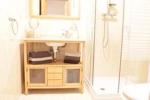 Combined shower/tub, hair dryer, bidet, towels