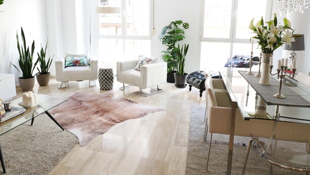 A modern living room with a glass coffee table, white sofas, a glass dining table, and potted plants. - beautiful, quiet, great apt downtown, near the beach. Ask for parking (Alicante)