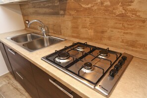 Jääkaappi, uuni, liesi, kahvin-/teenkeitin