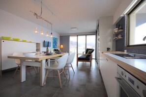 Réfrigérateur, four, plaque de cuisson, cafetière/bouilloire